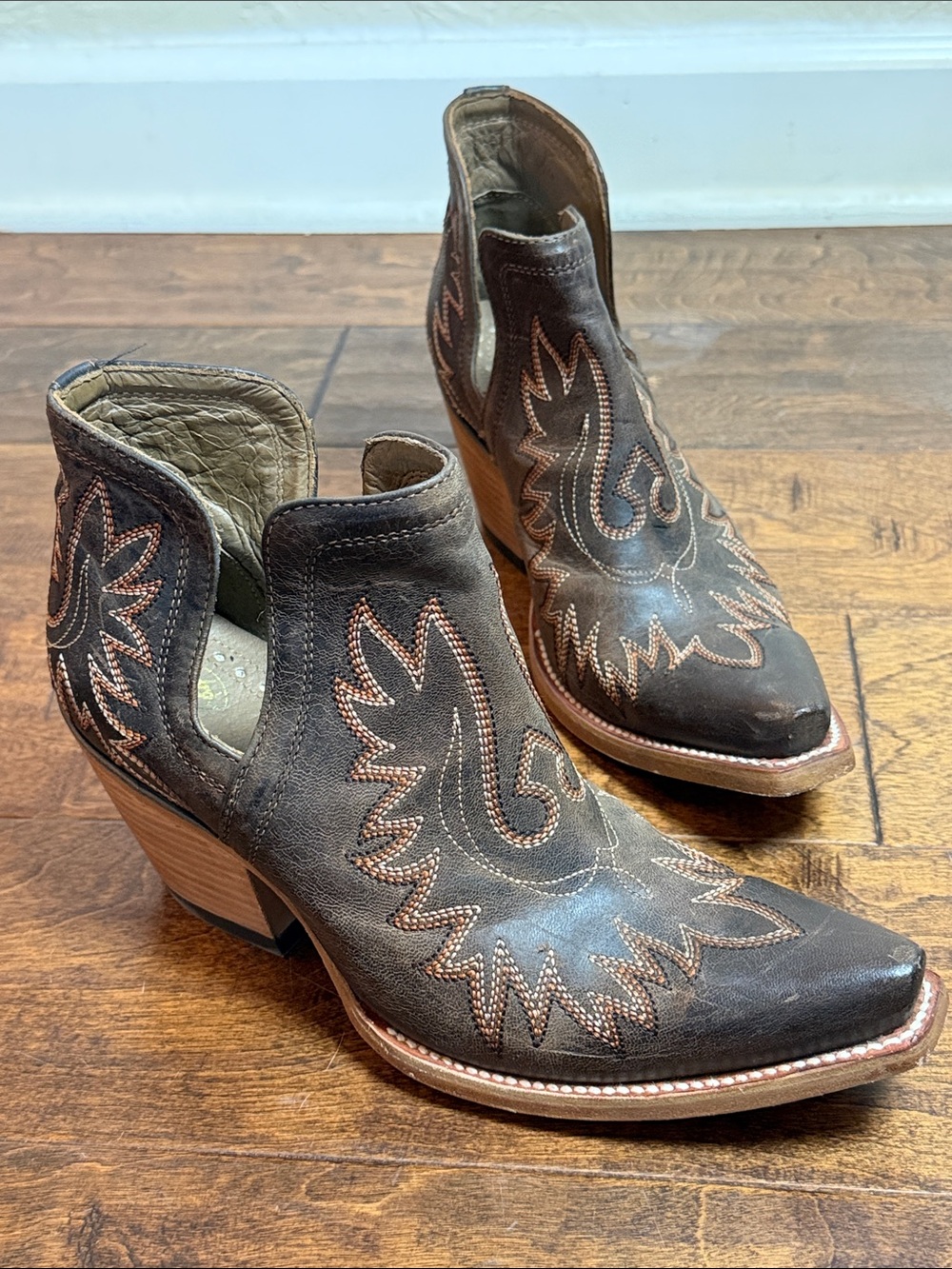 Ariat Women's Dixon Weathered Western Booties, size 8